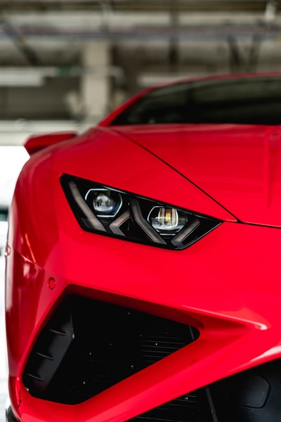 停车场的红色法拉利车